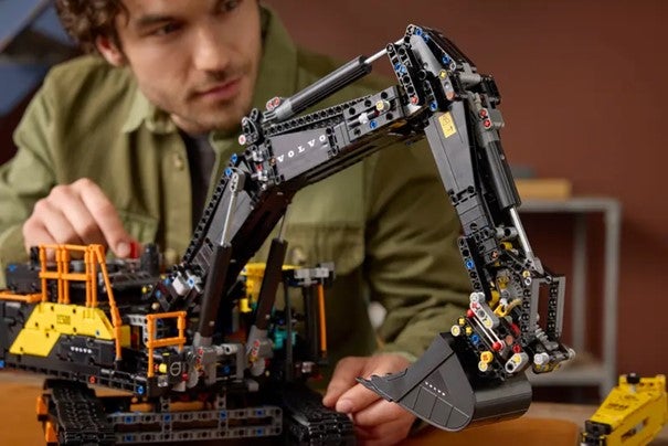 Lego Volvo EC500 Hybrid gravemaskin 42215