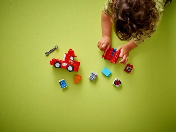Lego Mack ved racingbanen 10417