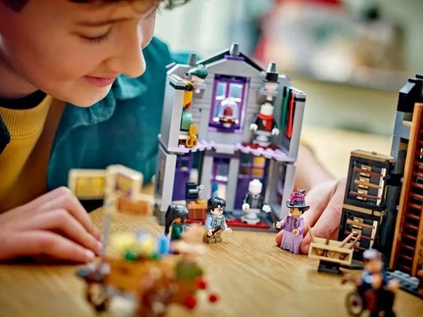 Lego Olivanders og Madam Malkins Gevanter 76439