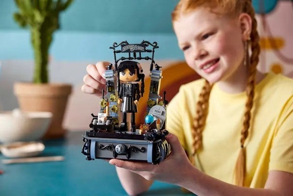 Lego Figur av Wednesday Addams 76780