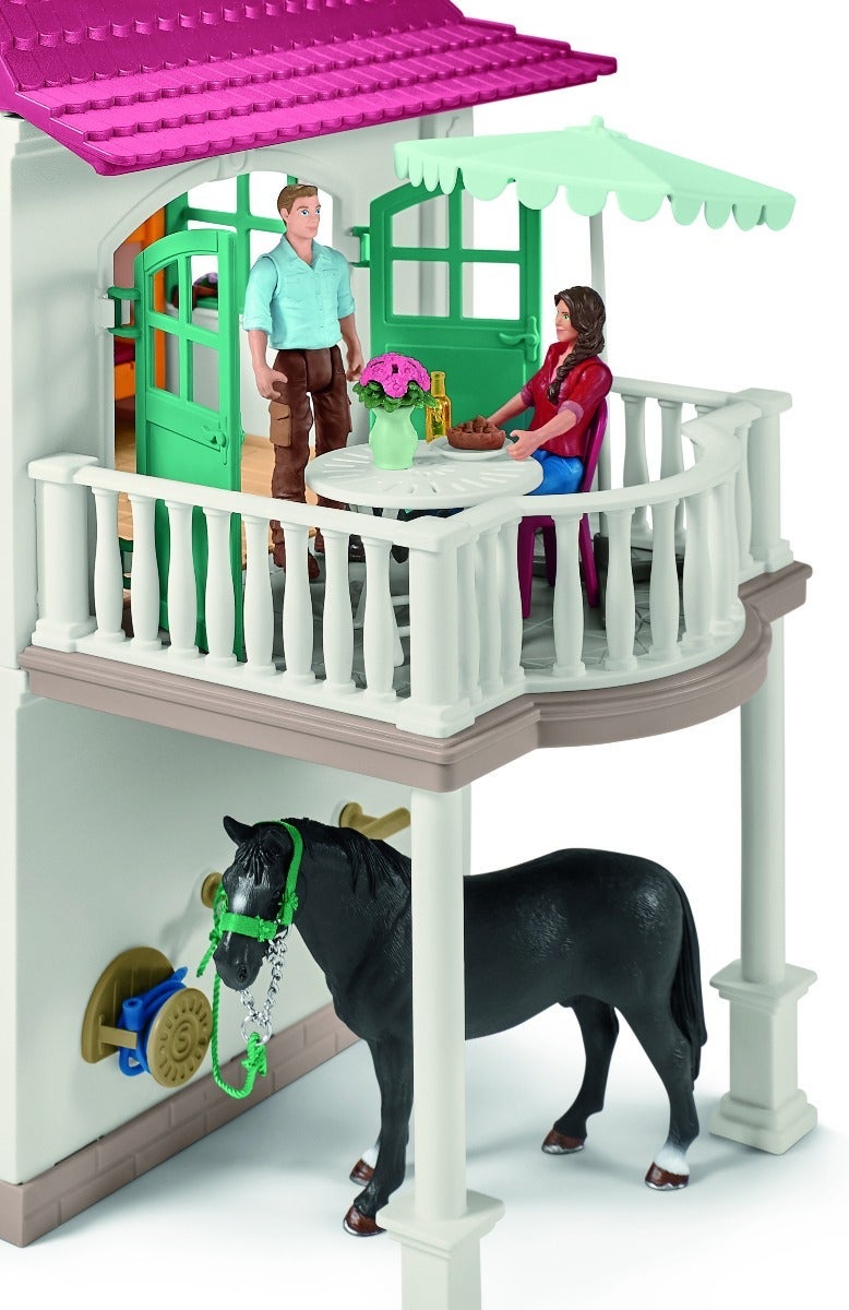 Stor Hestegård med gårdshus og stall