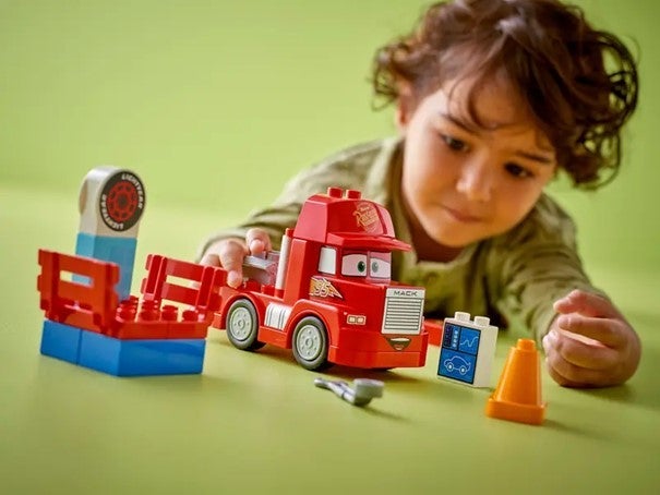 Lego Mack ved racingbanen 10417