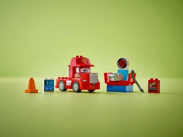Lego Mack ved racingbanen 10417