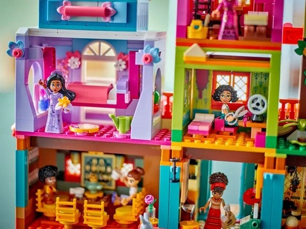 Lego Familien Madrigals magiske hus 43245