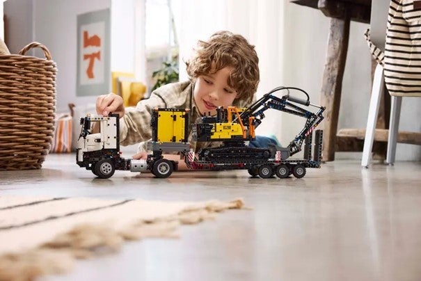 Lego Volvo FMX-trailer & EC230 elgravemaskin 42175