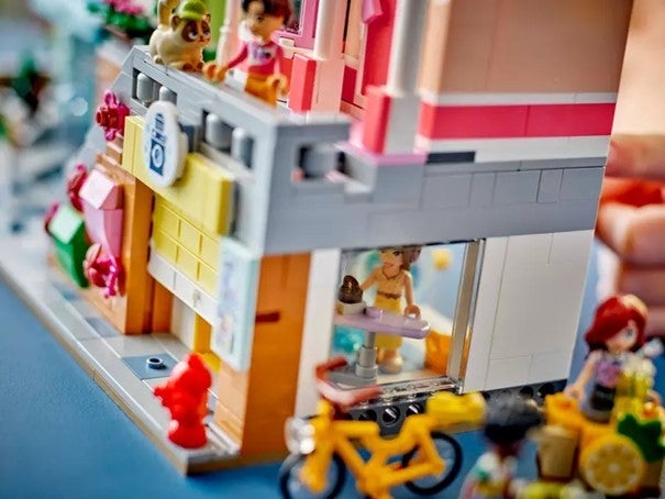 Lego Leiligheter & butikker i Heartlake City 42670