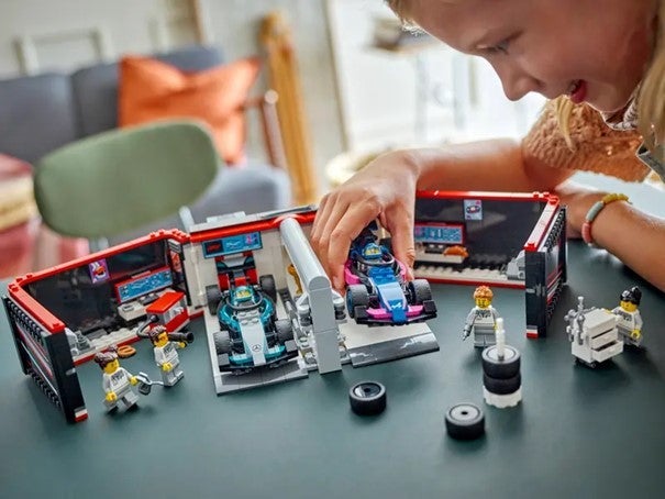 Lego F1-verksted med Mercedes-AMG og Alpine 60444