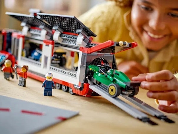 Lego F1-trailer med F1 RB20 og AMR24 60445