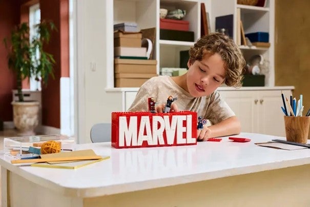 Lego MARVEL logo og minifigurer 76313
