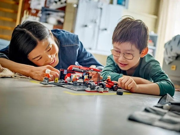 Lego F1-depotstopp og -team med Ferrari-bil 60443