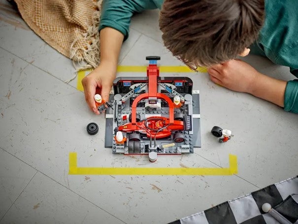 Lego F1-depotstopp og -team med Ferrari-bil 60443