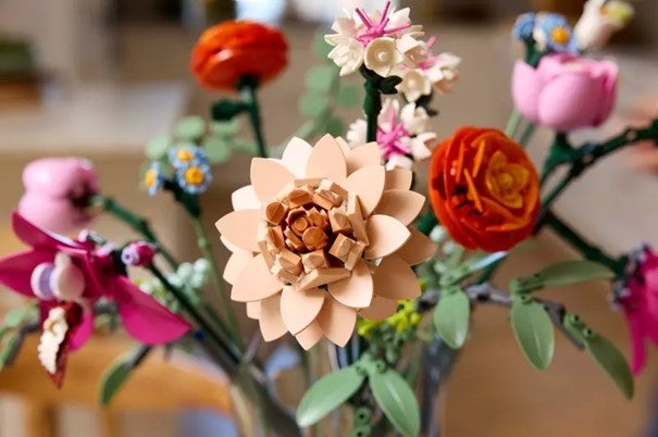 Lego Vakker bukett med rosa blomster 10342