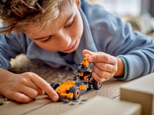 Lego F1-fører med McLaren-racerbil 60442