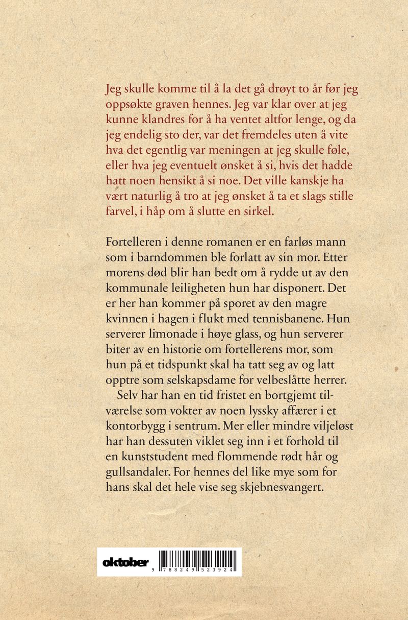 Den magre kvinnen i hagen i flukt med tennisbanene