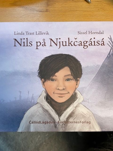 Nils på Njuk¿agáisá - basert på barndomsminner fortalt av Nils Reidar Utsi