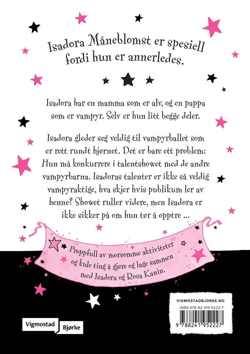 Isadora Måneblomst står på scenen