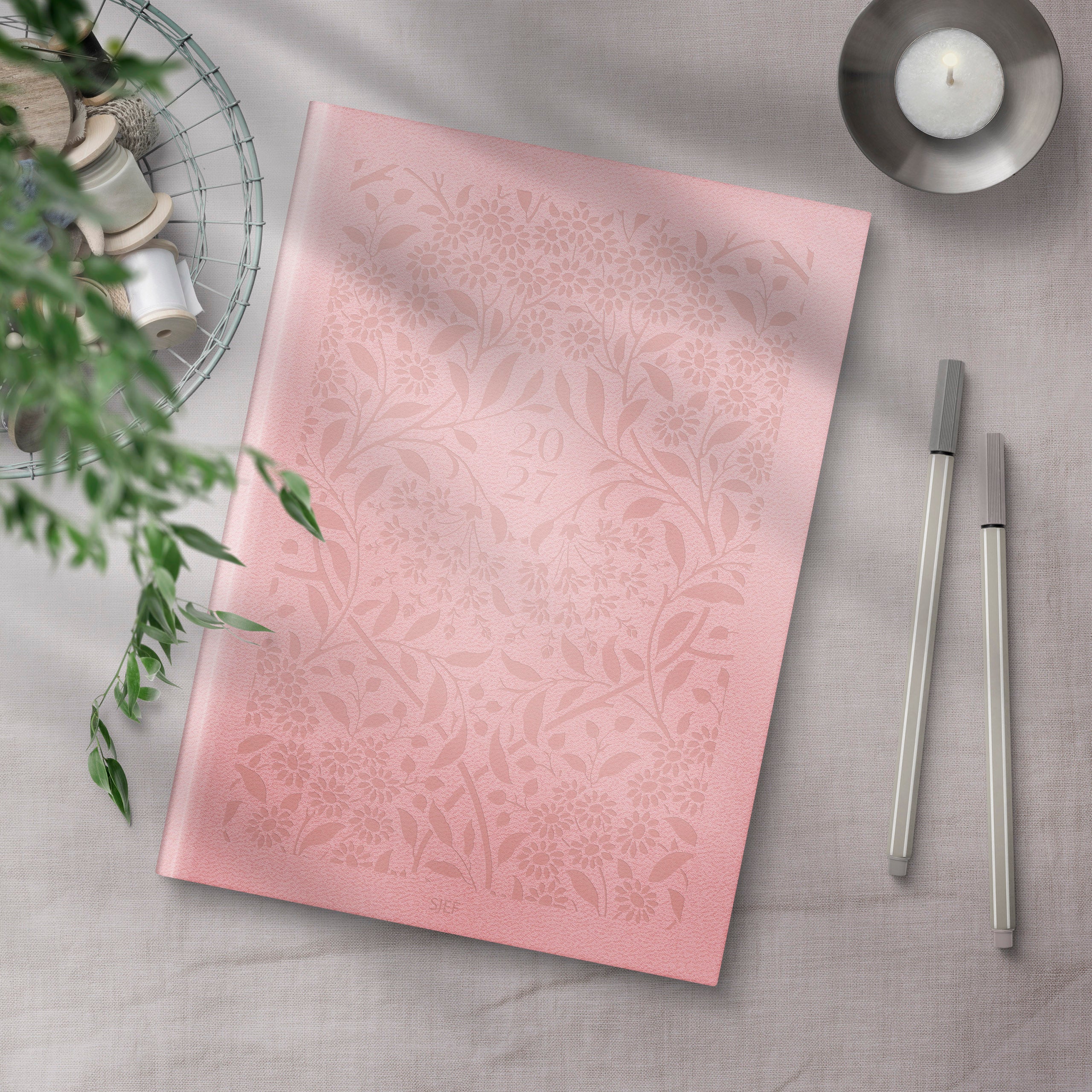 Sjefskalender Grieg A5 imit. 2027 rosa