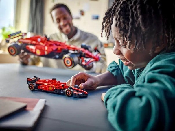 Lego Ferrari SF-24 F1-racerbil 77242