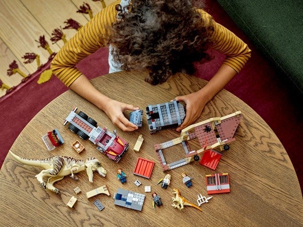 Lego T.rex og Atrociraptor på rømmen 76948