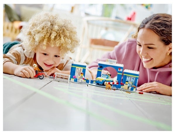 Lego Skurkejakt på politistasjonen 60370