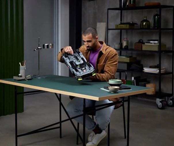 Lego PEUGEOT 9X8 24H Le Mans Hybrid Hypercar 42156