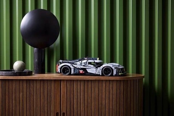 Lego PEUGEOT 9X8 24H Le Mans Hybrid Hypercar 42156