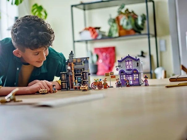 Lego Olivanders og Madam Malkins Gevanter 76439