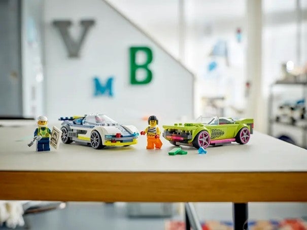 Lego Politibil på muskelbil-jakt 60415