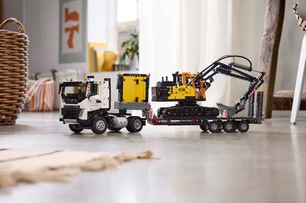 Lego Volvo FMX-trailer & EC230 elgravemaskin 42175