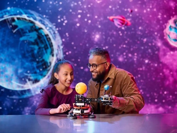 Lego Månens kretsløp rundt jorden 42179