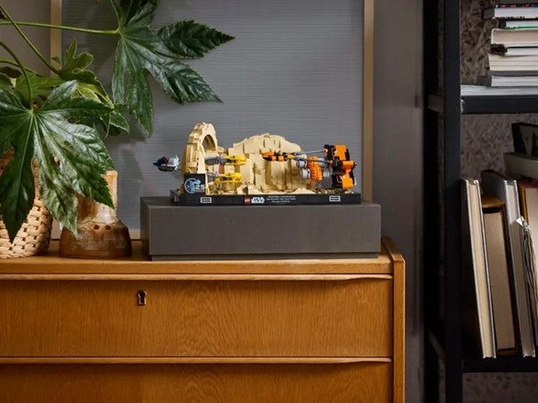 Lego Diorama med Mos Espa-podrace 75380