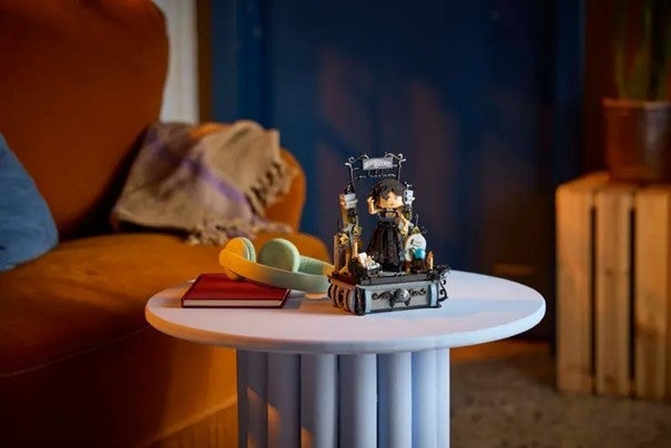 Lego Figur av Wednesday Addams 76780