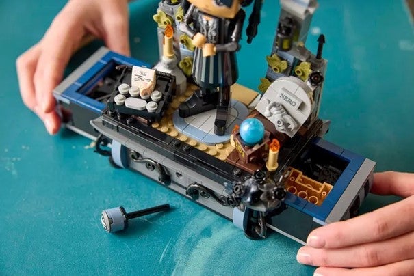 Lego Figur av Wednesday Addams 76780