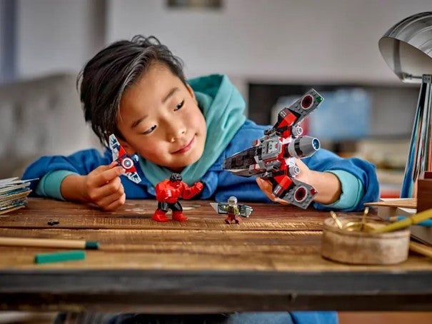 Lego Captain America i kamp mot Red Hulk 76292