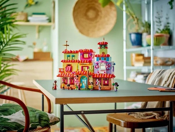 Lego Familien Madrigals magiske hus 43245