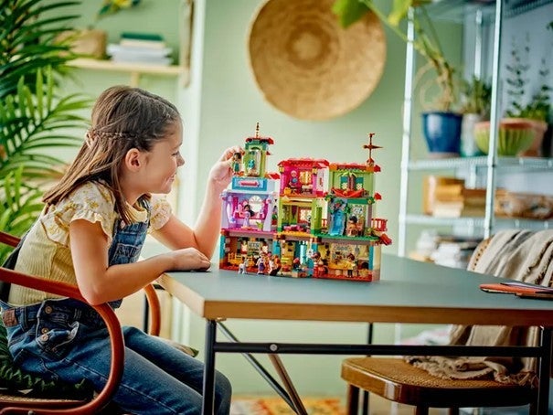 Lego Familien Madrigals magiske hus 43245