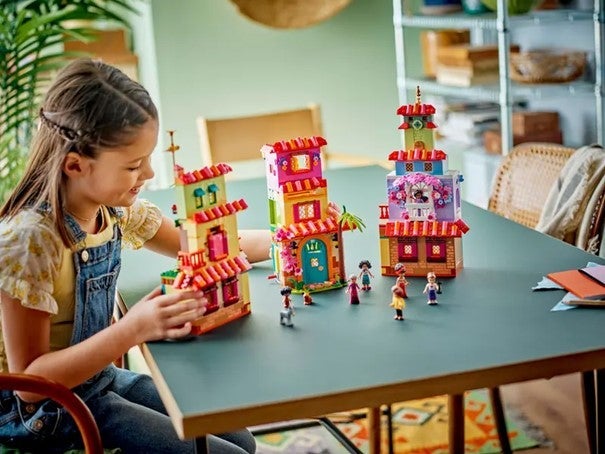 Lego Familien Madrigals magiske hus 43245
