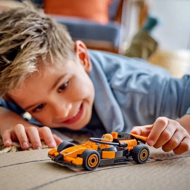 Lego F1-fører med McLaren-racerbil 60442