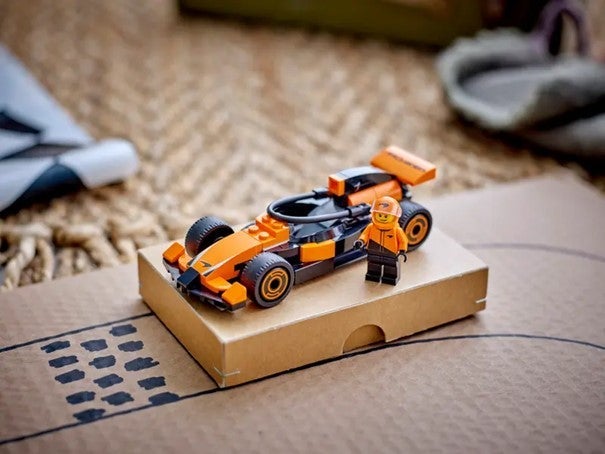 Lego F1-fører med McLaren-racerbil 60442