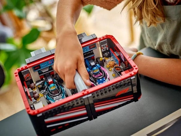 Lego F1-verksted med Mercedes-AMG og Alpine 60444