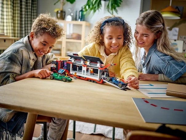 Lego F1-trailer med F1 RB20 og AMR24 60445