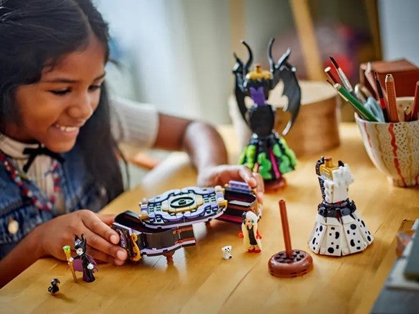 Lego Maleficents og Cruella De Vils kjoler 43262