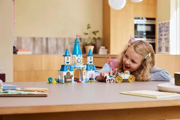 Lego Askepotts slott og hestetrukne vogn 43275