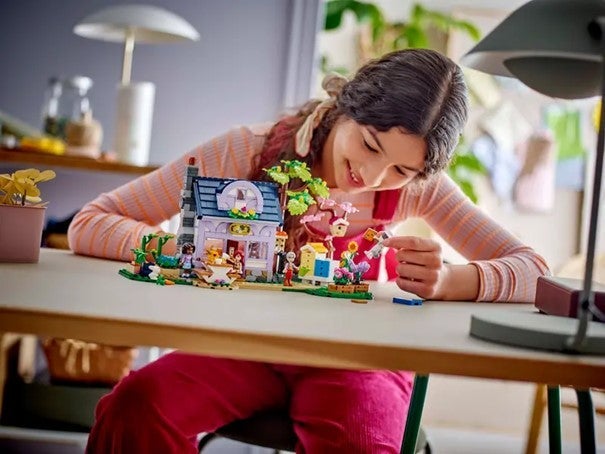 Lego Birøkternes hus og blomsterhage 42669