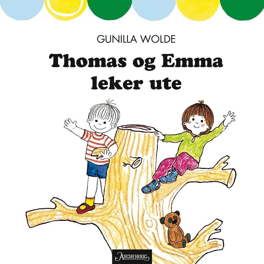 Thomas og Emma leker ute