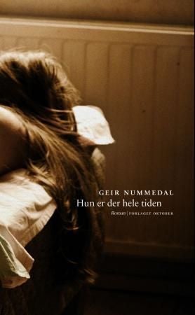 Hun er der hele tiden - roman