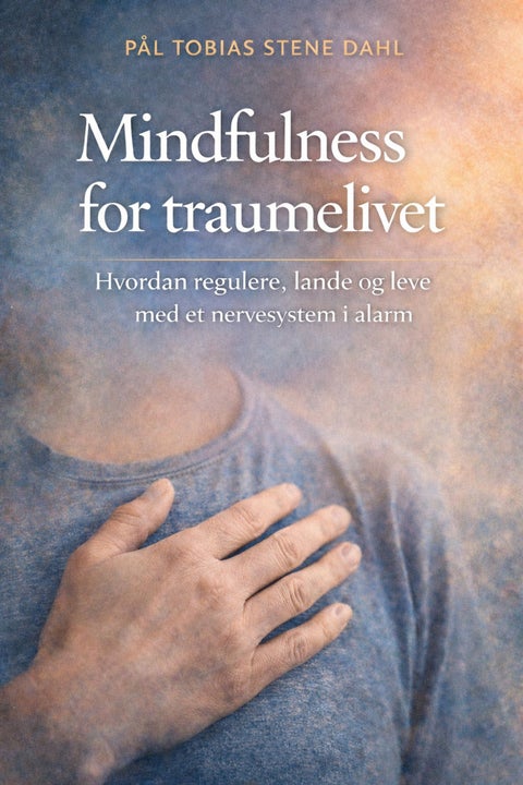 Mindfulness for traumelivet - hvordan regulere, lande og leve med et nervesystem i alarm