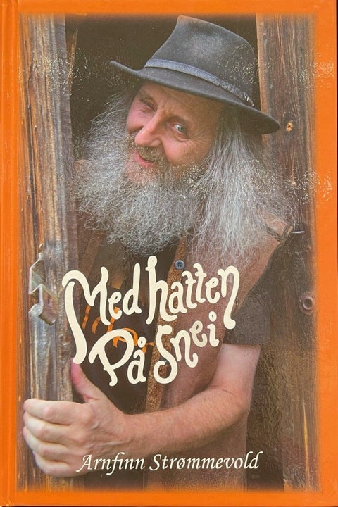 Med hatten på snei
