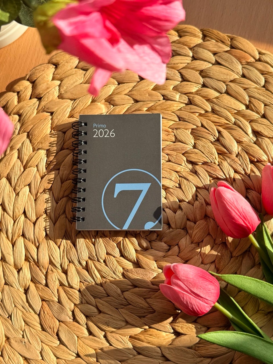 Kalender 2026 7.Sans Primo Refill Spiral Grå