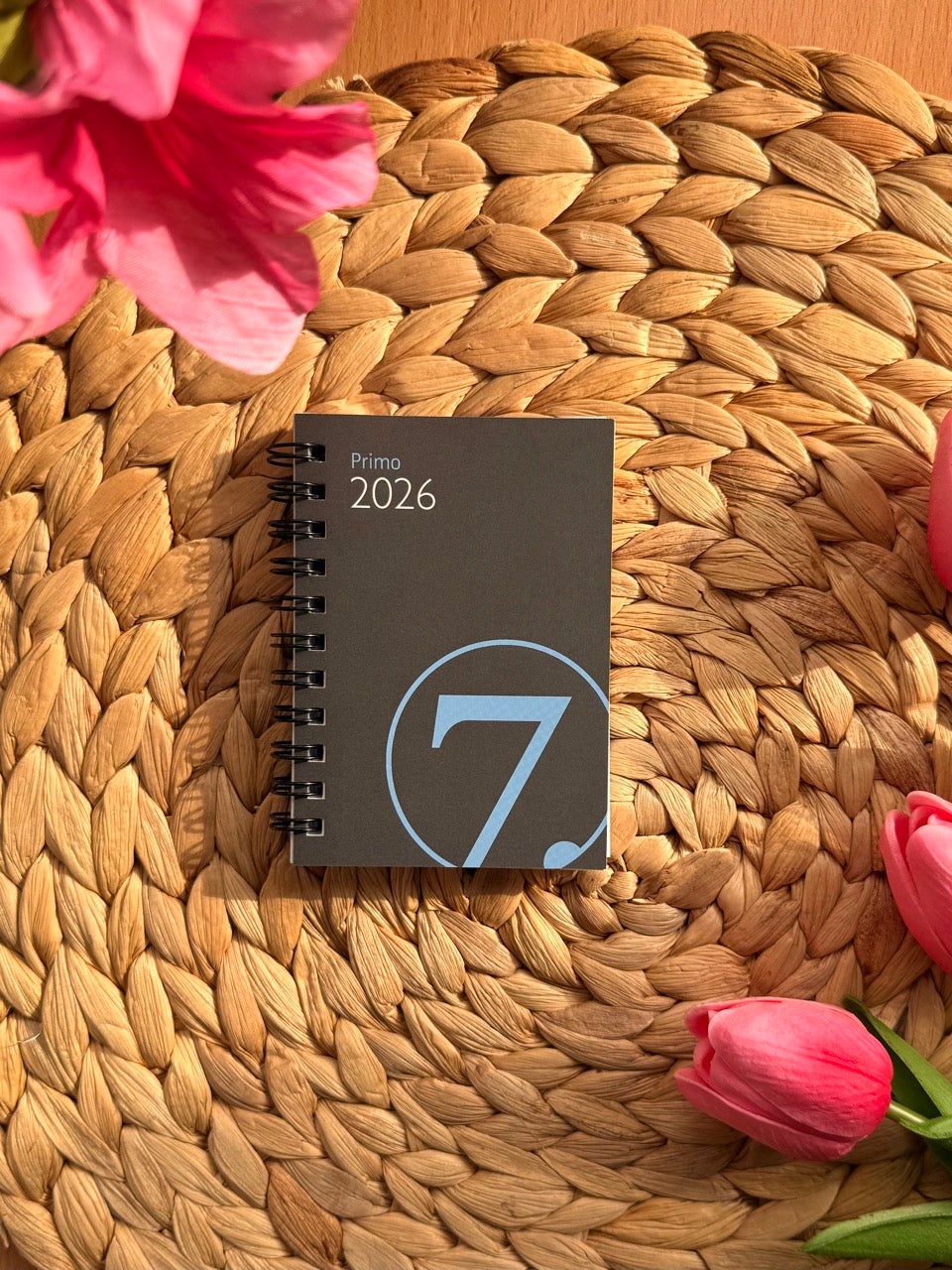 Kalender 2026 7.Sans Primo Refill Spiral Grå